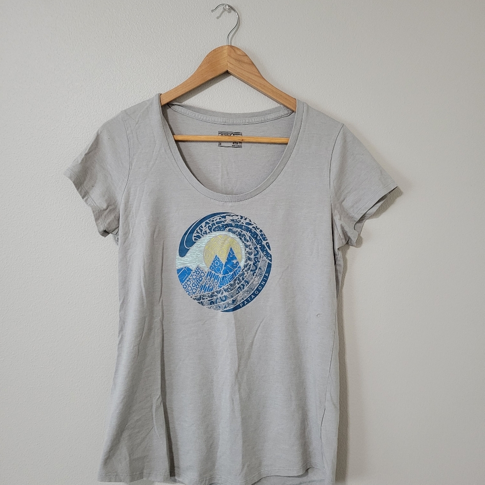 Patagonia Light Gray Graphic Scoop Neck Women's Tee - Size M